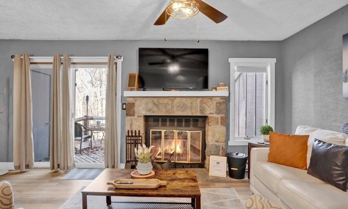 White Haven House | Cozy & Comfy | Steps to Jack Frost Skiing & Golf