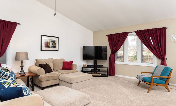 Saline Condo | Cozy Condo near Ann Arbor in Saline! Pet and family friendly.