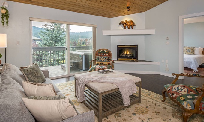 Big Sky Condo | Cozy Condo|Private Hot Tub|15 Min Drive to Resort|5 Min Walk to Connecting Shutt