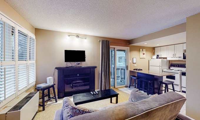 Craigleith Apartment | Cozy condo w/shared pool & tennis courts - walk to lifts/shuttle