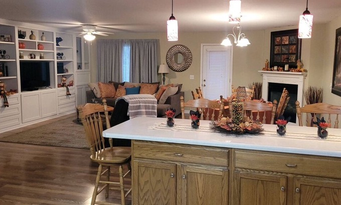 Ottawa Condo | Cozy condo with jetted tub /master suite for business or leisure
