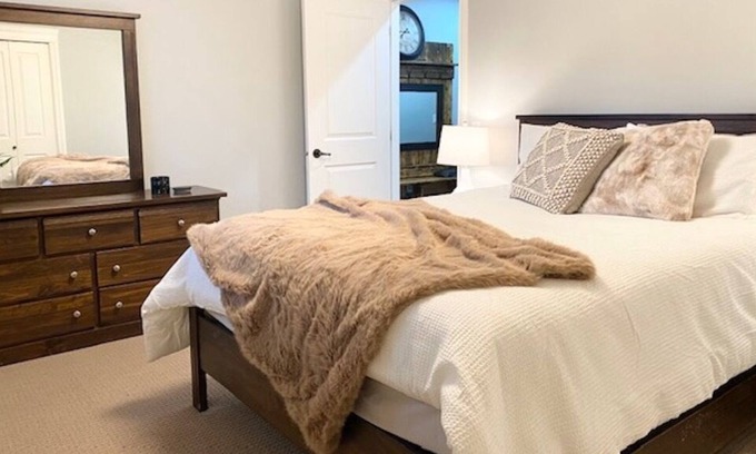 Sicamous Condo | Cozy condo with mountain views
