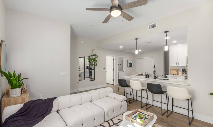 Campus Farm Condo | Cozy Condo with washer/dryer, pool & jacuzzi!
