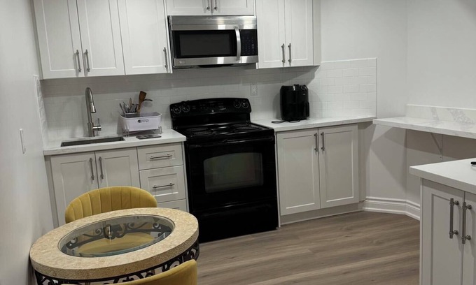 Thornhill House | Cozy & Convenient Stay - Steps from Shops, Transit at Your Door