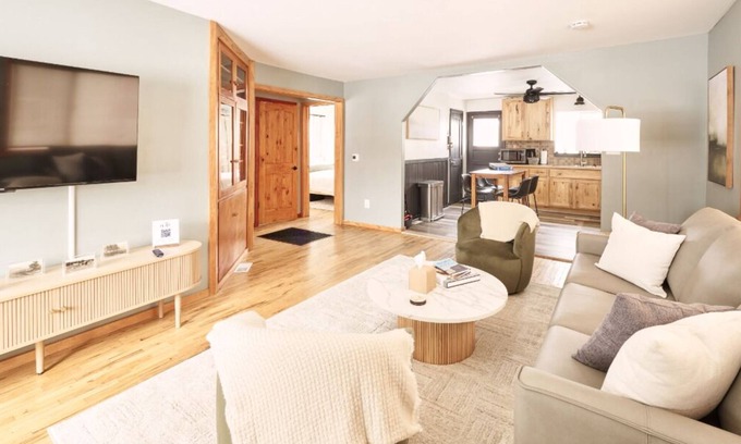 Sheridan House | Cozy Corner Cottage w/wood fire pit