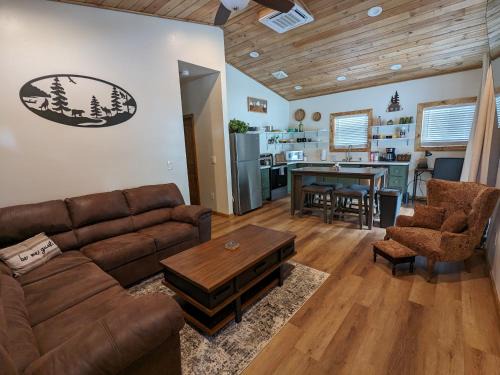 Pinetop House | Cozy Cottage 2BD/2BA, 2 Covered Decks, Patio Dinning, Newly Built!