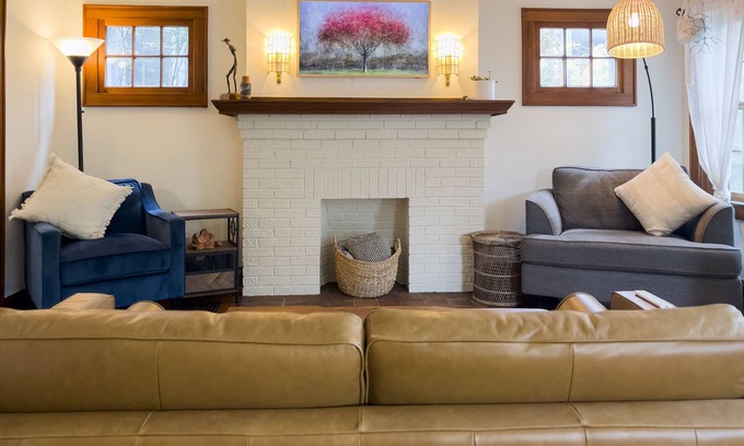 Clintonville Cottage | Cozy Cottage- Close to High Street and OSU campus and pet friendly! Sleeps 6!
