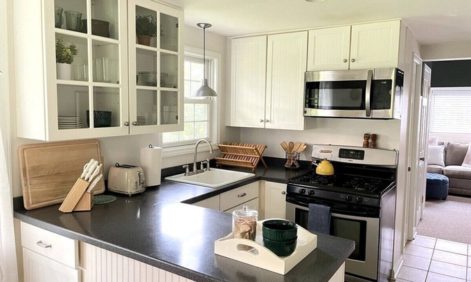 Penfield House | Cozy Cottage Convenience