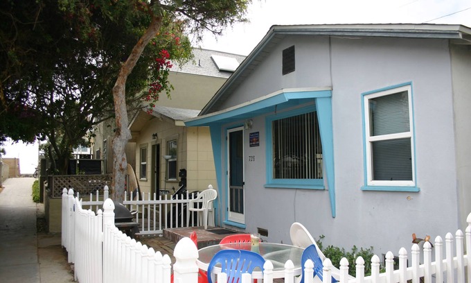 Mission Beach Cottage | Cozy Cottage/Flat Steps to Ocean 2 Bedroom, 1 Bath- Sleeps 7- Fantastic Location