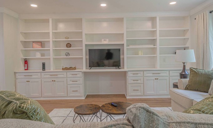 Columbus House | Cozy Cottage Getaway| 2bed | 2bath
