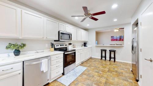 Des Moines House | Cozy Cottage Grove 2 king beds