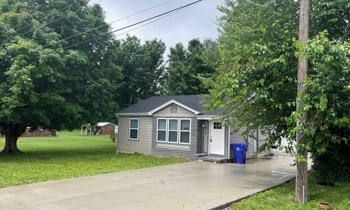 Leitchfield House | Cozy cottage home 2 bedroom 1 bathnn