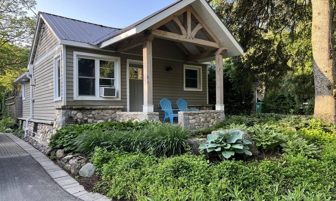 Caledon Cottage | Cozy cottage home in the town of Belfountain