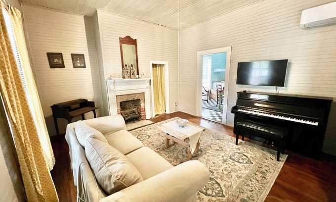 Hardwick Cottage | Cozy cottage in charming Milledgeville with AC, WiFi