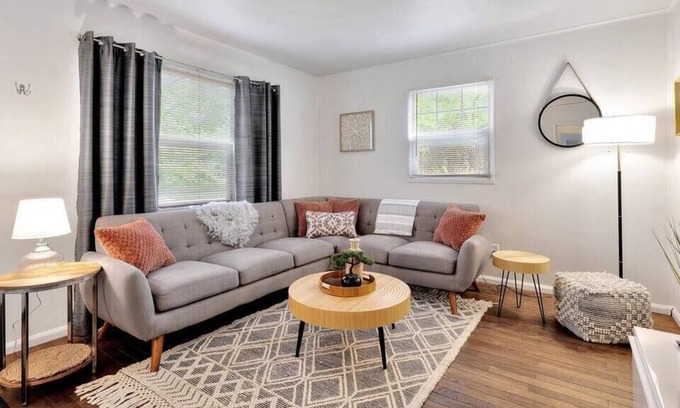 Champaign House | Cozy Cottage in Central Champaign Near UIUC Campus