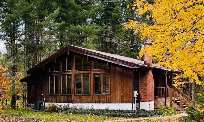Flesherton Ski Chalet | Cozy cottage in the woods near trails & waterfalls