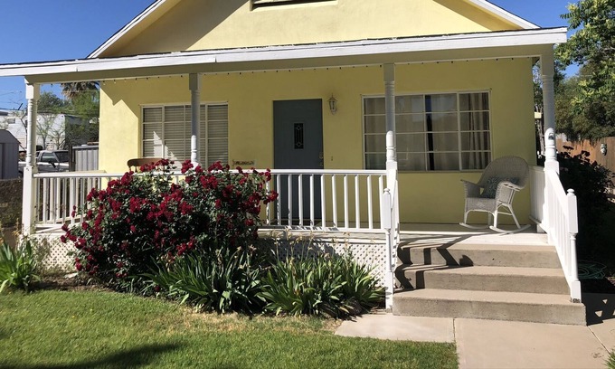 Collins House | Cozy Cottage in the Historic Walking District
