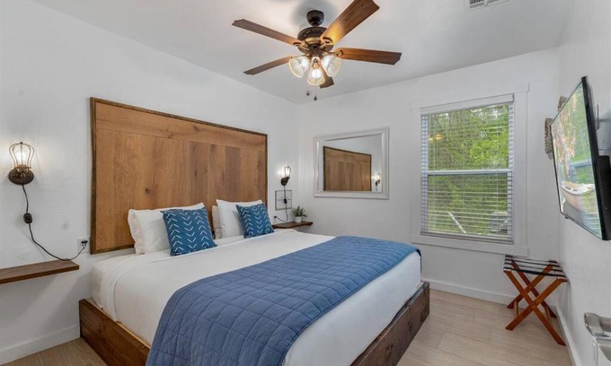 Grove House | Cozy Cottage King Bed Grove Kayaks Boat Parking