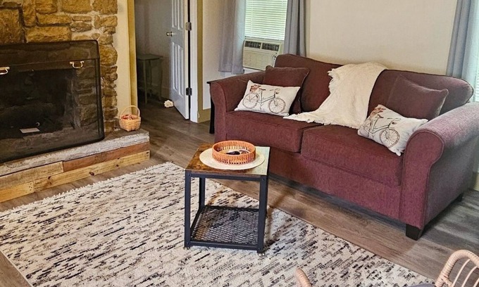 Verona Beach House | Cozy Cottage minutes from Verona State Park & Sylvan Beach!