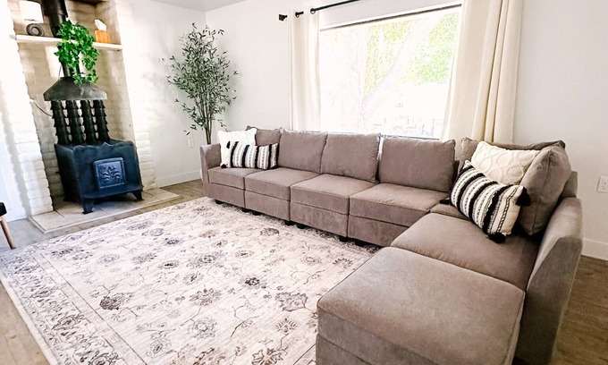 Leeds House | Cozy Cottage Near St. George and Zion