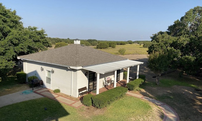 Salado House | Cozy cottage on 57 acre farm