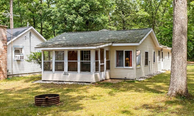 Baldwin Cottage | Cozy Cottage on Big Star Lake, Minising Pointe in Baldwin, MI.