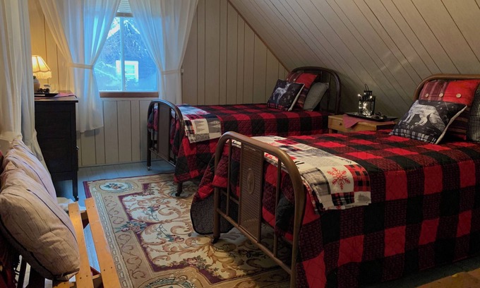 Lac Superieur Village Ski Chalet | Cozy Cottage on a Lake, mins from Mt Tremblant/Mt Blanc -250$ for December.