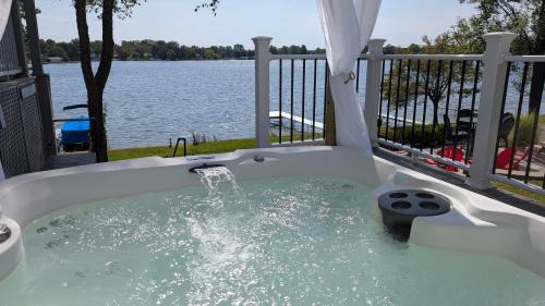 Mongo House | Cozy cottage on peaceful lake