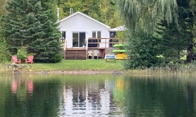 Val-des-Monts Cottage | Cozy cottage on the water