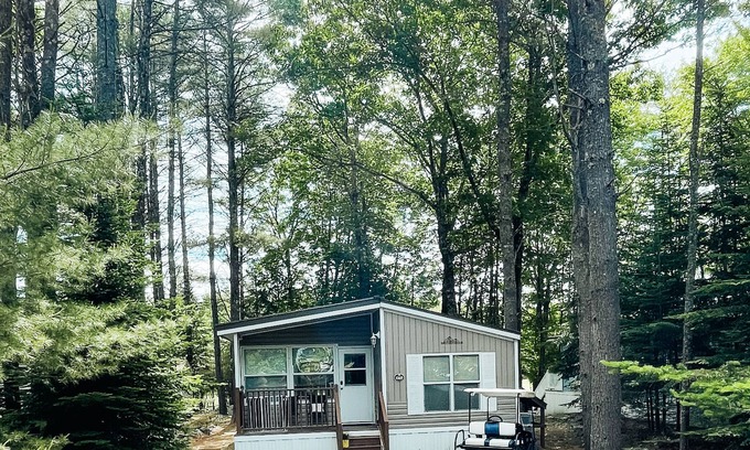 South Casco House | Cozy cottage on the 9th fairway at Point Sebago