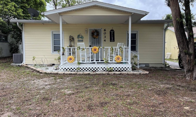 New Port Richey House | ❤️❤️Cozy Cottage On Central PET FRIENDLY, 2 BLOCKS OFF MAIN STREET🐈🐩🏡