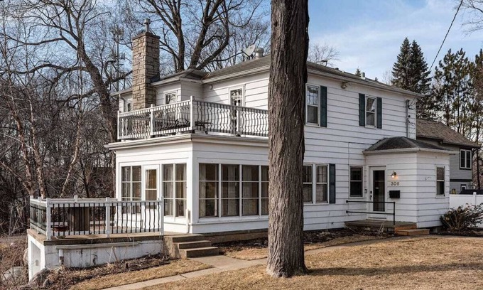 Wayzata House | Cozy Cottage/Porch/Firepit Only 15min from Dt MPLS