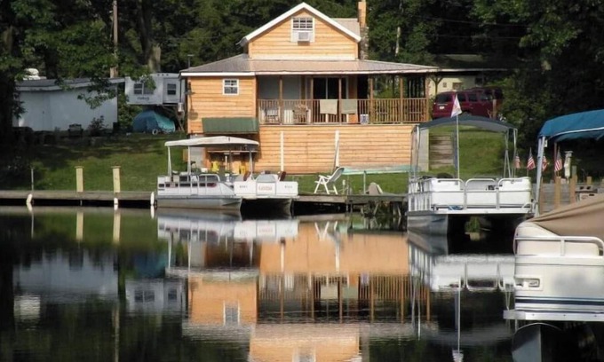 Sandy Creek Cottage | Cozy cottage that sits along canal of Sandy Pond.