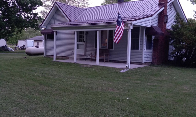 Pymatuning Central Cottage | Cozy cottage across the street from Pymatuning lake