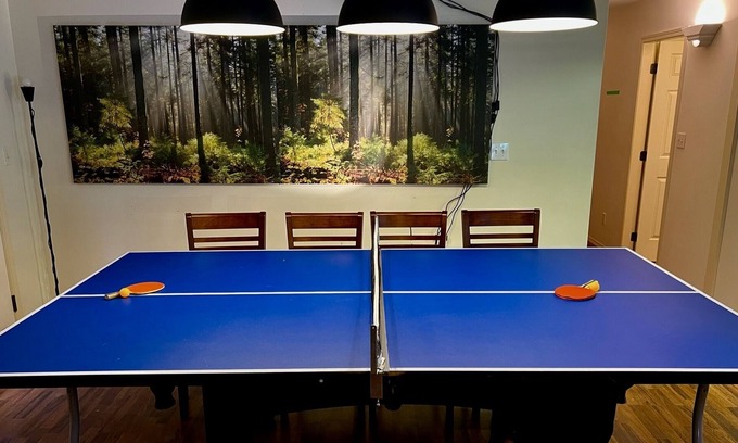 Port Moody Cottage | Cozy Cottage w. Ping Pong Table