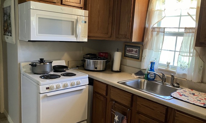 Hamilton House | Cozy cottage walking distance to historic Hamilton, Tx, downtown square.