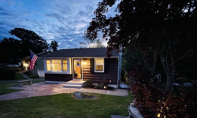 Lake Hopatcong Cottage | Cozy Cottage walking distance from the lake + gameroom!