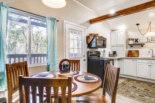 Kodak House | Cozy Cottage with Pool Btwn Knoxville and Pigeon Forge