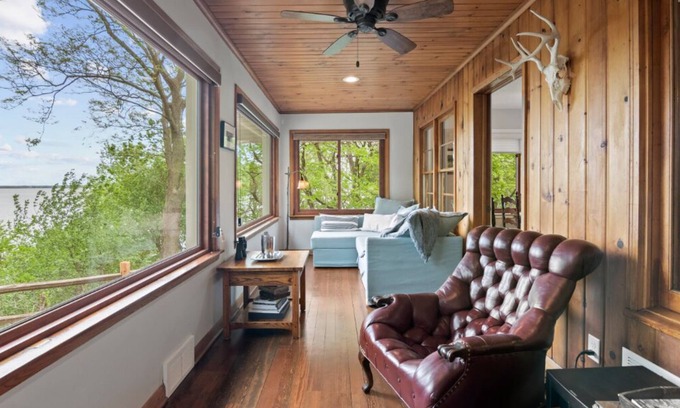 Lake Koshkonong Cottage | Cozy cottage with fireplace- just steps from golf course!