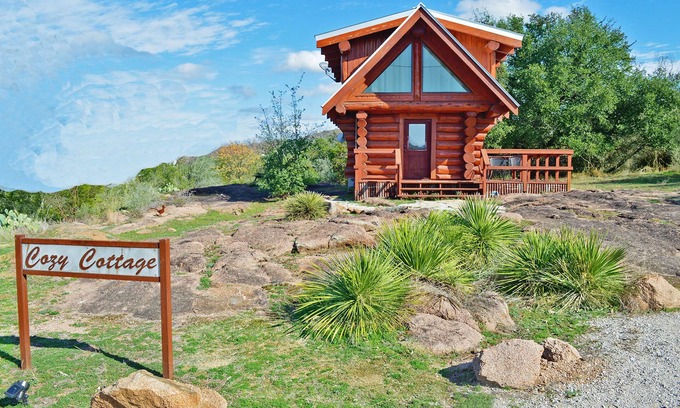 Marble Falls Cabin | Cozy Cottage: Your Perfect Lakeside Hideaway!