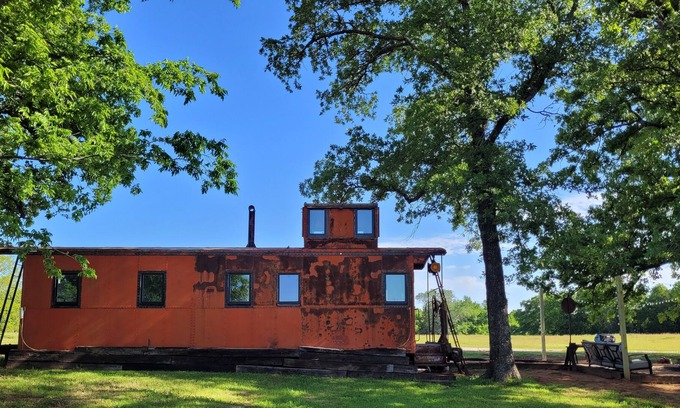 Gainesville House | Cozy Country Caboose- North Texas