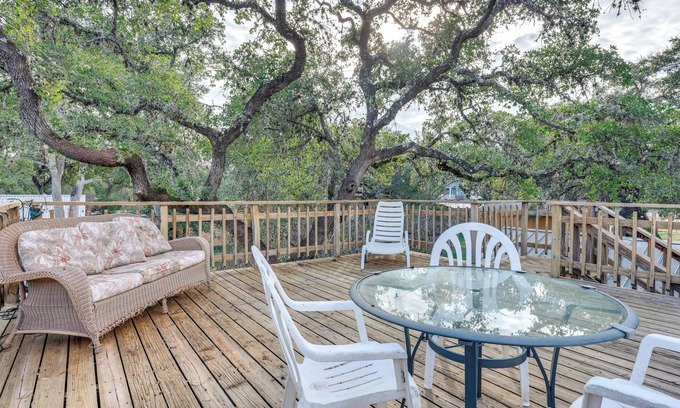 Canyon Lake Apartment | Cozy Couple's Cottage w/View Near Canyon Lake!