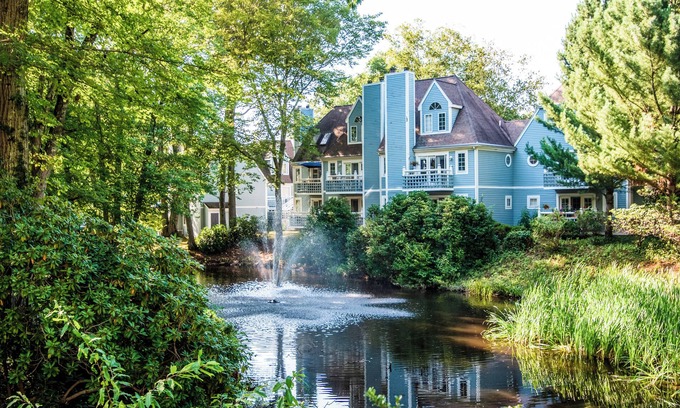 Norwich Villa | Cozy Couples Getaway with Golf Course View & Spa