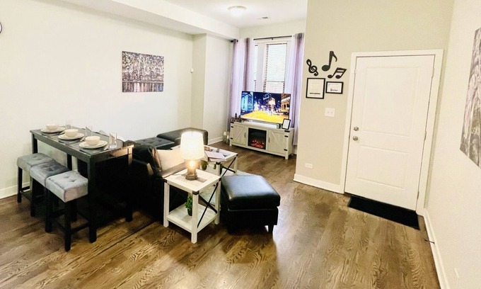 Heart of Chicago Apartment | Cozy cove 2