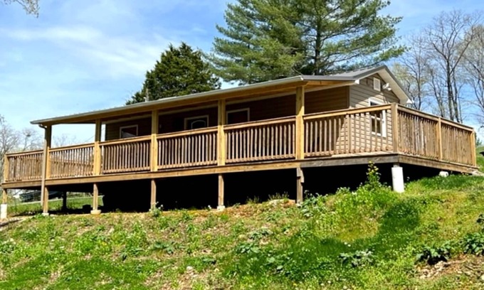 Lucas House | Cozy Cove. A cozy one bedroom tiny home.