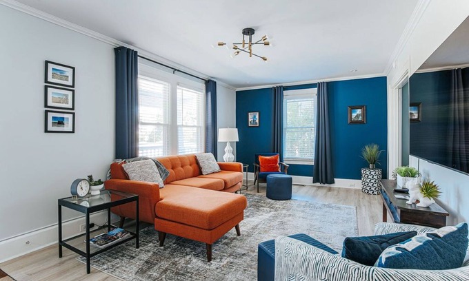 Staunton House | Cozy Craftsman: Newly Renovated/Downtown Staunton