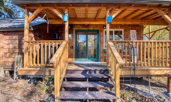 Grantsdale House | Cozy Creek Cabin just minutes from downtown Hamilton. Sleeps 2