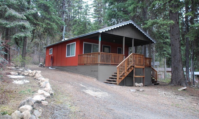Cascade Cabin | Cozy Creekside Cottage.