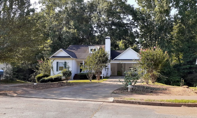 Newnan House | Cozy Creekside House