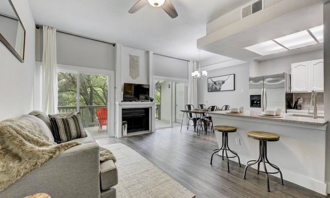 Westgate House | Cozy Creekside Retreat! Close to the City + Nature + Creek + Pet friendly.